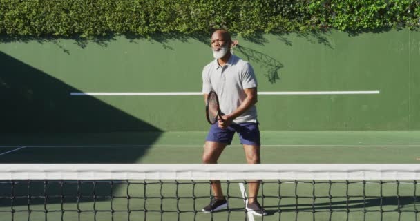 Ein Afroamerikanischer Senior Spielt Einem Sonnigen Tag Tennis Auf Dem — Stockvideo