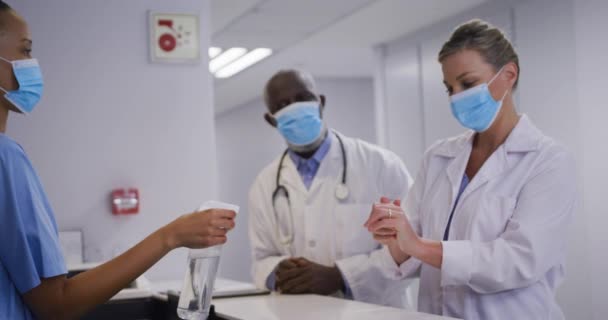 Diversi Operatori Ospedalieri Disinfettano Mani Dei Medici Che Indossano Maschere — Video Stock