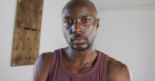 Retrato Del Hombre Afroamericano Forma Mirando Cámara Entrenamiento Cruzado Para — Vídeos de Stock