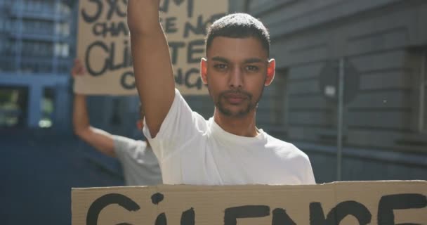 Twee Gemixte Racemannen Een Protestmars Met Borden Die Handen Opsteken — Stockvideo