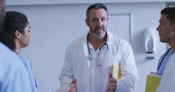 Kafkasyalı Kıdemli Erkek Doktor Hastane Personeli Toplantısında Çeşitli Meslektaşlarıyla Tartışıyor — Stok video