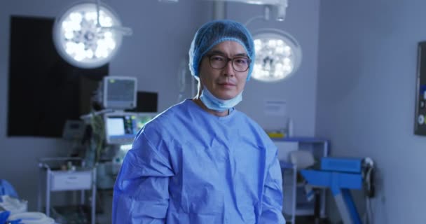 Retrato Cirujano Masculino Asiático Con Máscara Facial Baja Cruzando Brazos — Vídeos de Stock