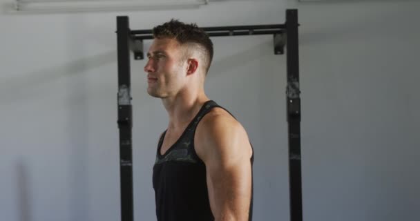 Fit Tersenyum Kaukasia Pria Beralih Kamera Dalam Gym Latihan Silang — Stok Video