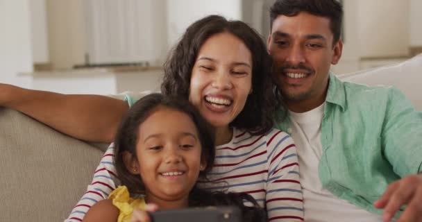 Ευτυχισμένοι Ισπανοί Γονείς Και Κόρη Κάθονται Στον Καναπέ Και Βγάζουν — Αρχείο Βίντεο