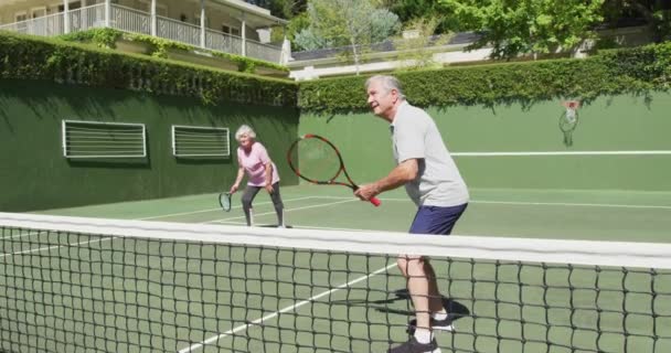 Boldog Kaukázusi Nyugdíjas Pár Akik Párosban Játszanak Szabadtéri Teniszpályán Miután — Stock videók