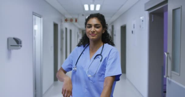 Porträtt Leende Asiatisk Kvinnlig Läkare Klädd Skurar Stående Sjukhuskorridoren Medicin — Stockvideo