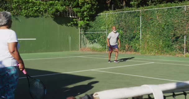 Pareja Ancianos Afroamericanos Jugando Tenis Cancha Tenis Día Soleado Brillante — Vídeos de Stock