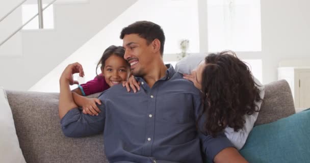Retrato Pais Hispânicos Felizes Filha Abraçando Sala Estar Casa Isolamento — Vídeo de Stock