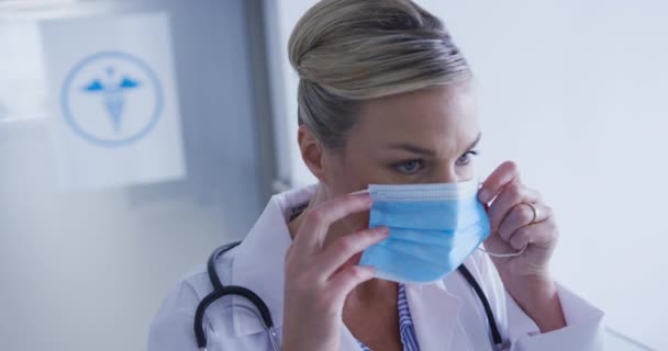 Portrait Caucasian Female Doctor Putting Face Mask Medicine Health Healthcare — Vídeo de stock