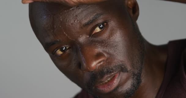 Portret Van Een Bezwete Afro Amerikaanse Man Die Sportschool Traint — Stockvideo