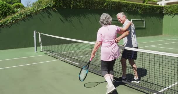 Bir Oyun Oynadıktan Sonra Açık Tenis Kortunda Ağda Sarılan Kafkasyalı — Stok video