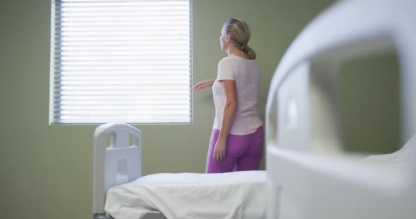 Белая Пациентка Стоящая Больничной Палате Глядящая Окно Медицина Здравоохранение Здравоохранение — стоковое видео