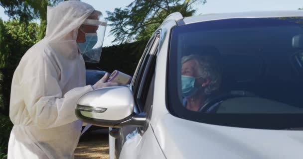 Operatore Sanitario Abiti Protettivi Che Misura Temperatura Della Donna Anziana — Video Stock