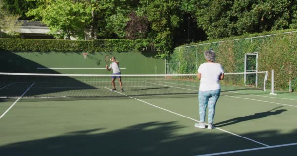 Afrikanska Seniorpar Som Spelar Tennis Tennisbanan Solig Dag Pensionering Sport — Stockvideo