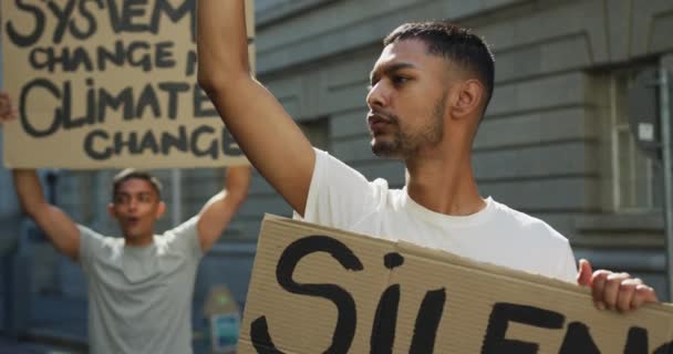 Двое Смешанных Расовых Мужчин Марше Протеста Держат Плакаты Поднимают Руки — стоковое видео