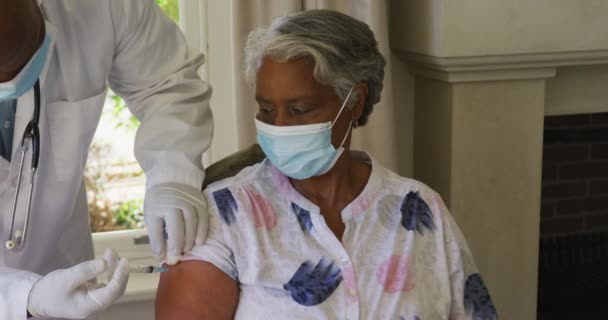 Afrikanisch Amerikanischer Chefarzt Injiziert Covid Impfstoff Afrikanisch Amerikanische Frau Hause — Stockvideo