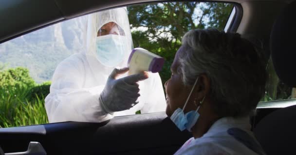 Trabajadora Salud Ropa Protectora Midiendo Temperatura Mujer Mayor Afroamericana Coche — Vídeos de Stock