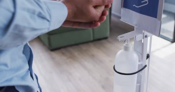 Empresário Usando Desinfetante Para Desinfetar Mãos Quando Ele Entra Local — Vídeo de Stock