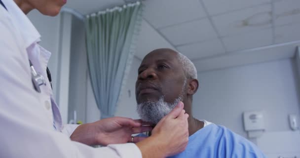 Médica Branca Examinando Pescoço Paciente Afro Americano Sexo Masculino Hospital — Vídeo de Stock
