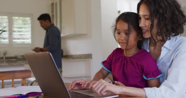 Glad Latinamerikansk Mor Och Dotter Sitter Vid Bordet Och Tittar — Stockvideo