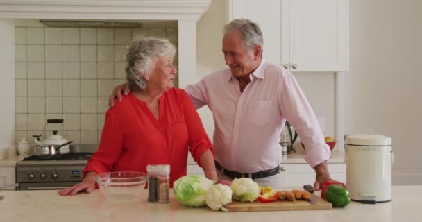 Retrato Una Pareja Mayor Caucásica Abrazándose Cocina Casa Retiro Pareja — Vídeos de Stock