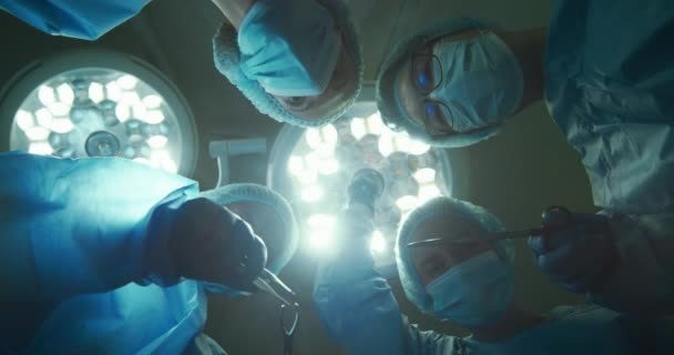 Chirurgen Dragen Gezichtsmaskers Met Chirurgische Instrumenten Operatiekamer Medische Gezondheids Gezondheidsdiensten — Stockvideo