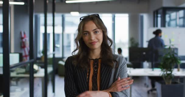 Portrait Une Femme Affaires Caucasienne Debout Bureau Avec Les Bras — Video