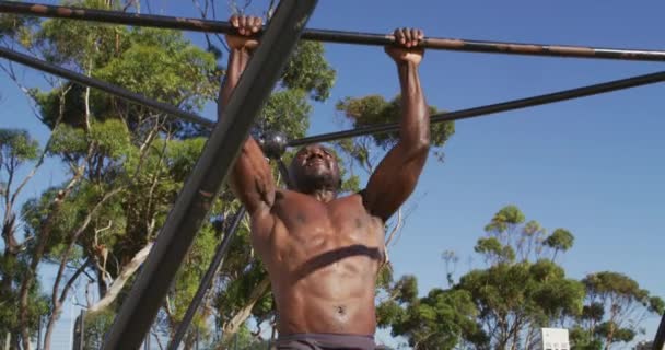 Fit Shirtless African American Man Exercising Doing Hanging Pull Ups — Vídeo de Stock