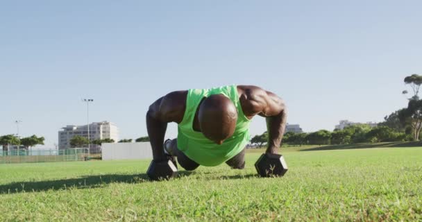 Fit African American Man Exercising Outdoors Doing Press Ups Holding — Vídeo de Stock