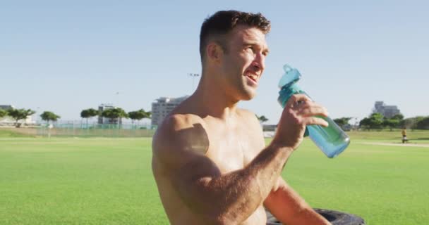 Fit Shirtloze Blanke Man Dinking Water Het Sporten Buiten Cross — Stockvideo