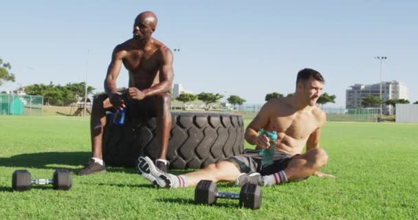 Dos Hombres Diversos Forma Sin Camisa Descansando Bebiendo Agua Golpeando — Vídeos de Stock