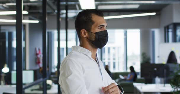 Porträt Eines Geschäftsmannes Mit Gesichtsmaske Der Büro Steht Und Die — Stockvideo