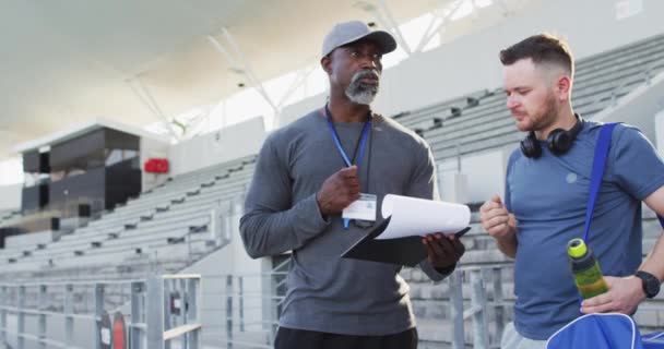Treinador Masculino Afro Americano Atleta Caucasiano Conversando Durante Sessão Treinamento — Vídeo de Stock