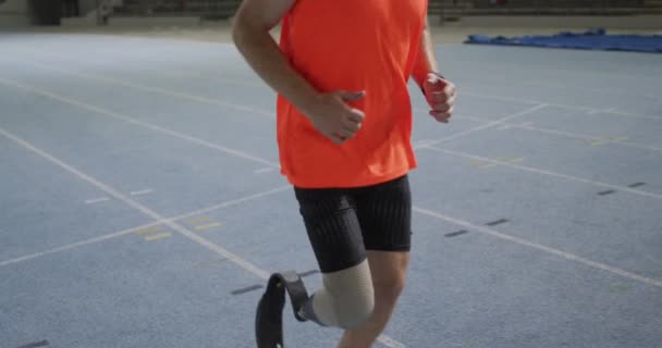 Athlète Masculin Handicapé Caucasien Avec Entraînement Prothétique Des Jambes Course — Video