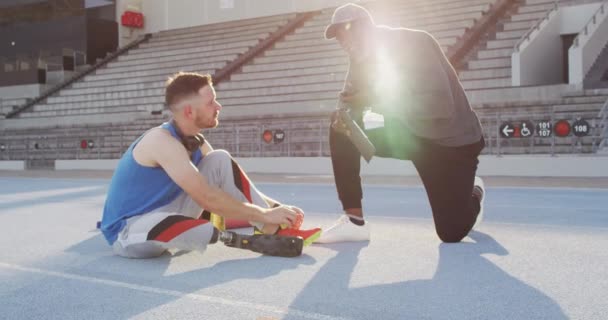 Různorodý Trenér Tělesně Postižený Sportovec Protézou Nohou Mluví Během Tréninku — Stock video