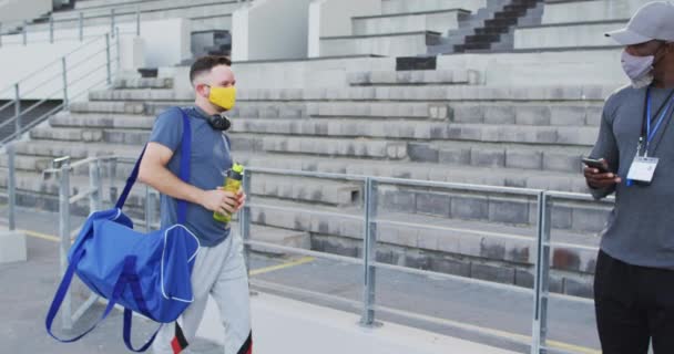 Treinador Masculino Diverso Atleta Com Deficiência Usando Máscara Facial Tocando — Vídeo de Stock