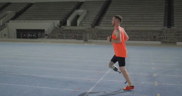 Kaukasischer Behinderter Männlicher Athlet Mit Beinprothesen Laufen Profi Lauftraining Sportstadion — Stockvideo
