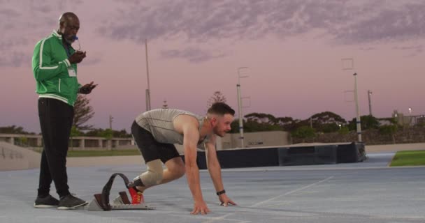 Diverso Entrenador Masculino Atleta Discapacitado Con Entrenamiento Cuchillas Atardecer Entrenamiento — Vídeos de Stock