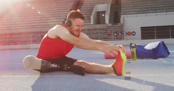 Běloch Postižený Muž Sportovec Běžící Čepelí Nošení Sluchátek Protahování Profesionální — Stock video