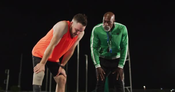 Různorodý Mužský Trenér Unavený Postižený Mužský Atlet Mluvící Čepelí Profesionální — Stock video