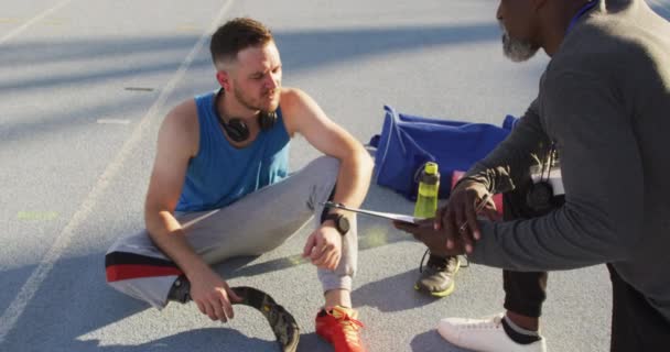 Treinador Masculino Diverso Atleta Deficiente Com Prótese Perna Conversando Durante — Vídeo de Stock