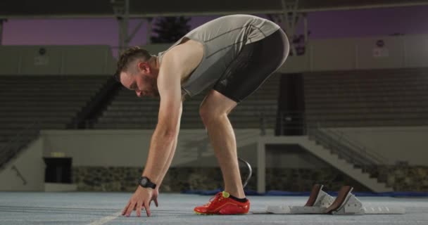 Atleta Masculino Caucásico Discapacitado Con Cuchilla Correr Preparándose Para Comenzar — Vídeos de Stock