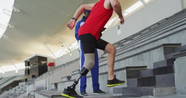 Diverse Mandlige Træner Handicappede Atlet Med Protese Ben Uddannelse Kører – Stock-video
