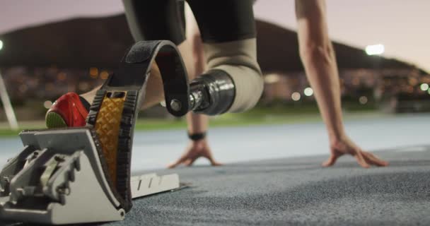 Nízká Část Bělošského Handicapovaného Mužského Atleta Běžeckou Čepelí Připravuje Běhu — Stock video