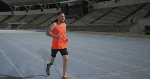 Kaukasischer Behinderter Männlicher Athlet Mit Beinprothesen Laufen Profi Lauftraining Sportstadion — Stockvideo