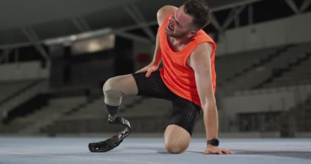 白种人残疾男性运动员 带着跑步刀片 精疲力尽 运动场馆的专业跑步训练 — 图库视频影像