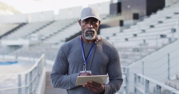 Afroameričtí Trenéři Dívají Kamery Usmívají Profesionální Trénink Běžců Sportovním Stadionu — Stock video