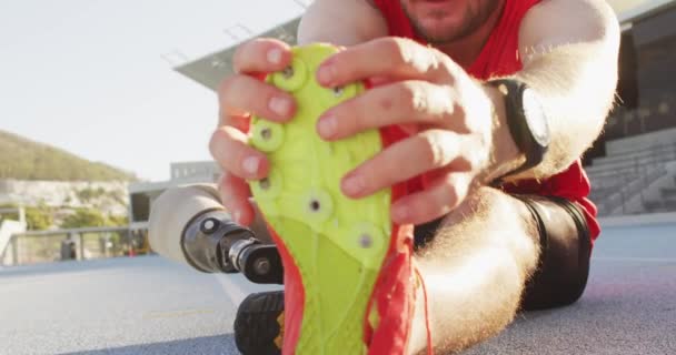 Atleta Masculino Con Discapacidad Caucásica Con Cuchilla Correr Con Auriculares — Vídeos de Stock