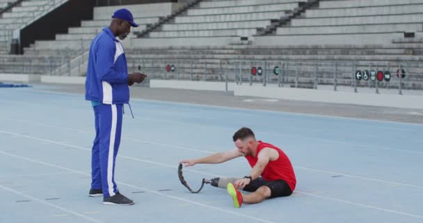 Vielfältiger Männlicher Trainer Und Behinderter Athlet Mit Beinprothesen Training Und — Stockvideo