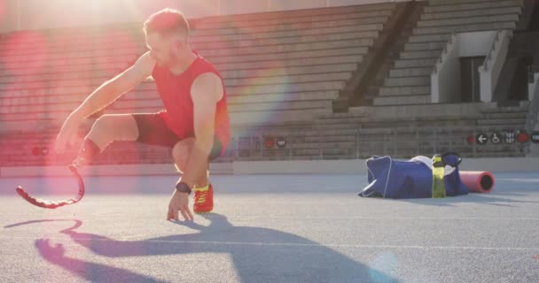 Kaukasischer Behindertensportler Mit Laufender Klinge Der Sich Einem Sonnigen Tag — Stockvideo